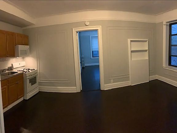 3rd image of 15711 Sanford Ave #C1