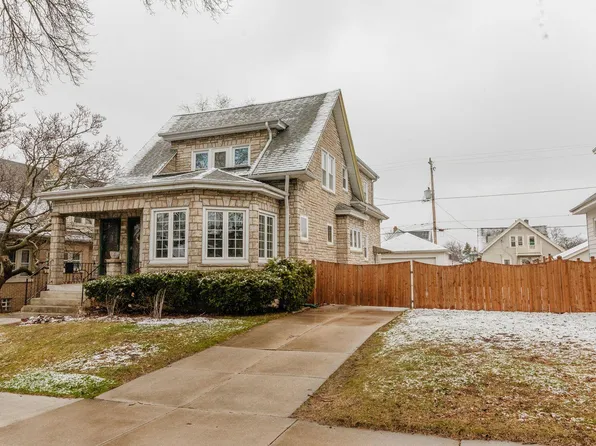 2218 N 70th St, Wauwatosa, WI 53213