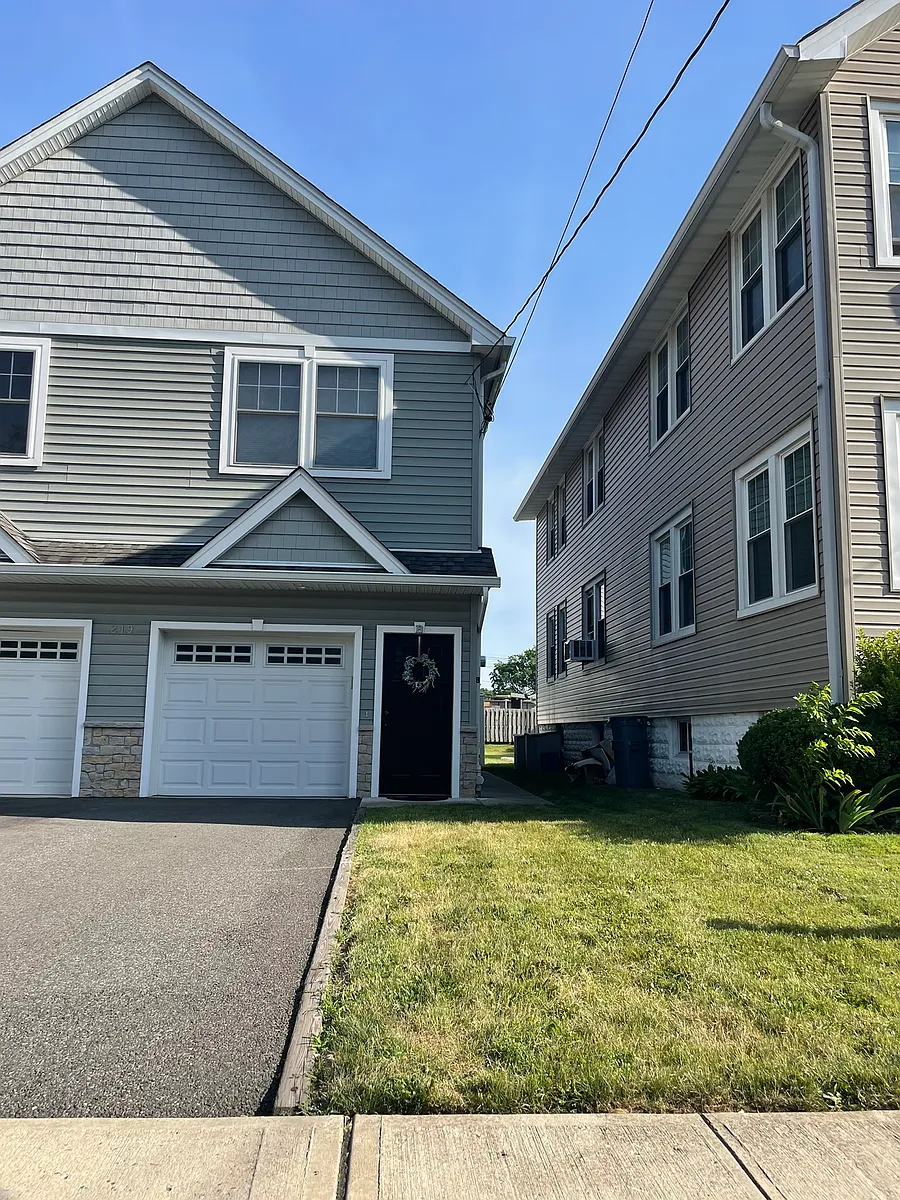 Building Photo - 219 2nd Ave #A