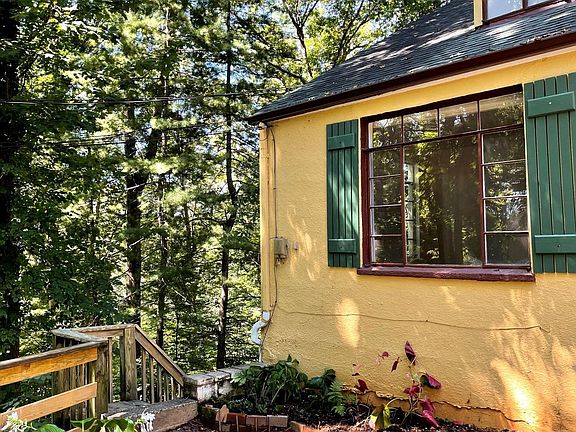 Left front. Stairs to deck.