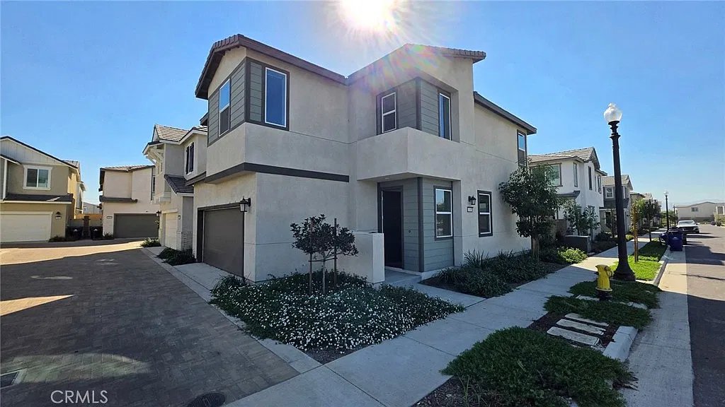 3 bed, 2.5 bath, 1742 sqft, $3,395 — Photo 1