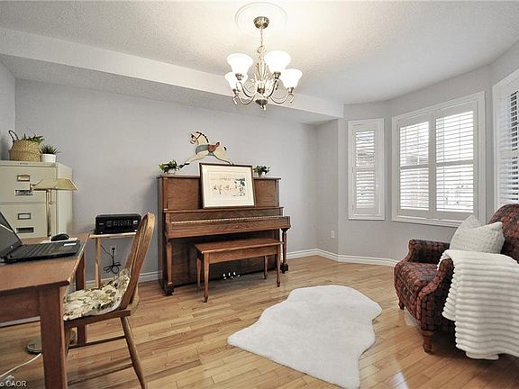 3rd image of 6 Terraview Cres