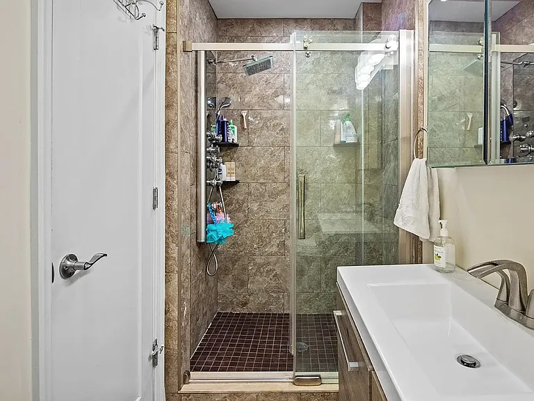 114 E Allen St — Photo 17