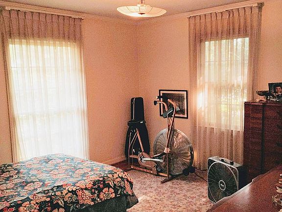 Large BD RM, wood floors