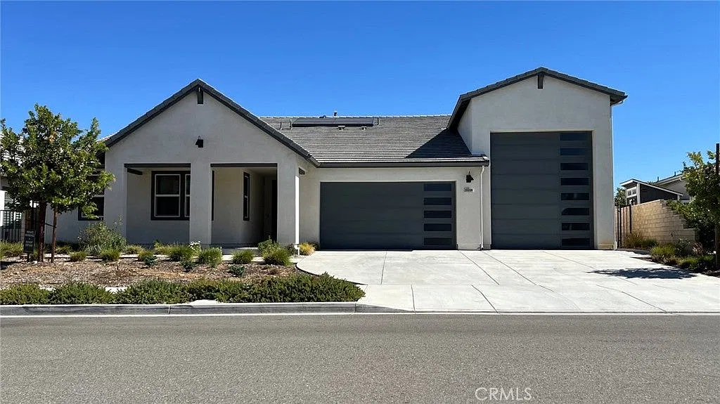 3 bed, 2.5 bath, 2490 sqft, $4,700 — Photo 1