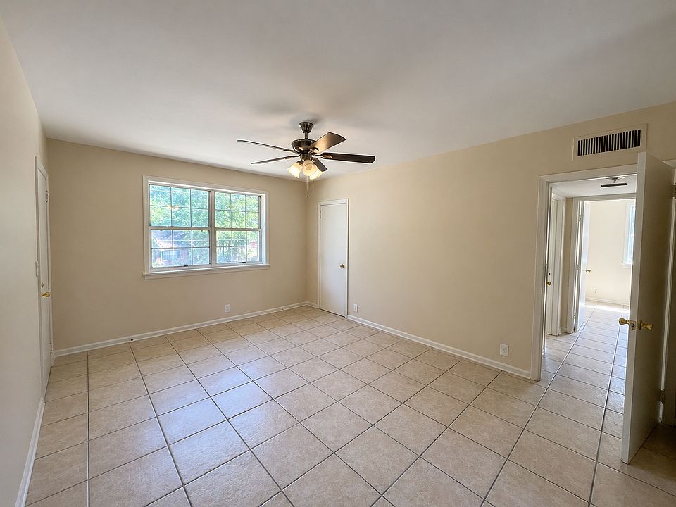 Living room - with freshly painted walls & doors