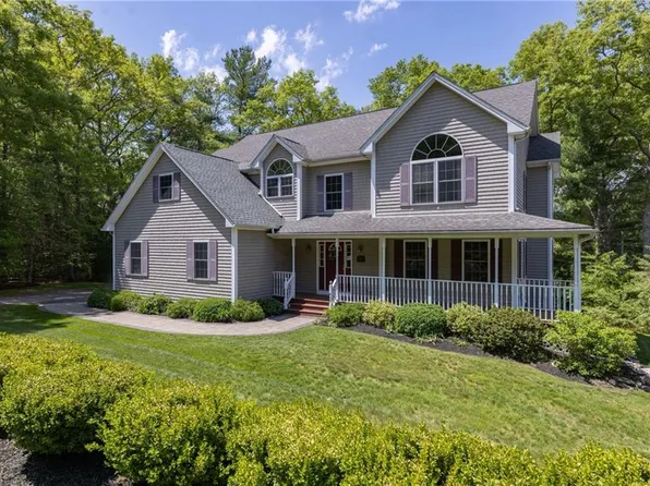 47 Wooded Grove Cir, South Kingstown, RI 02892