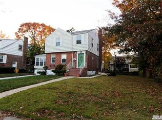 22 Firethorne Ln, Valley Stream, NY 11581