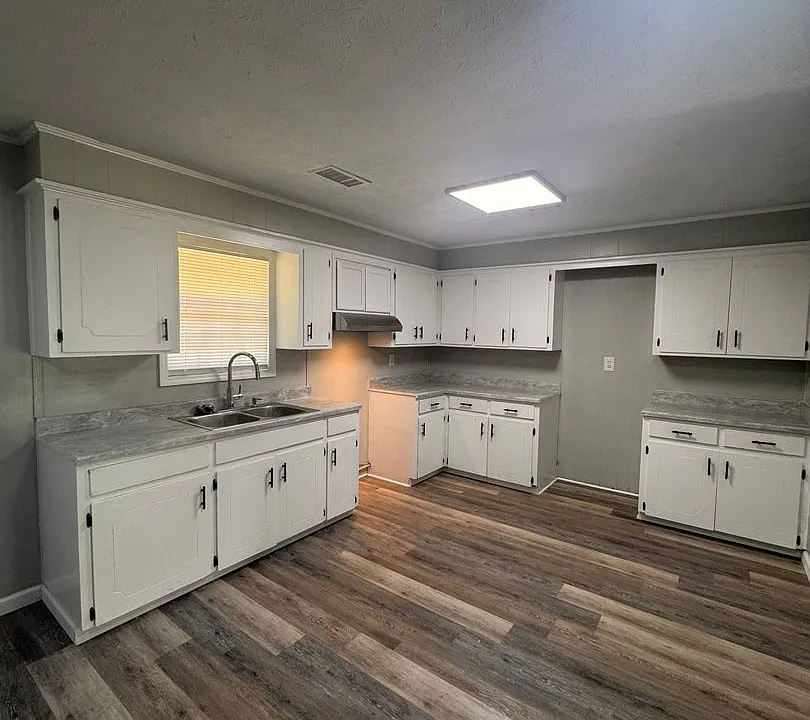 140 Lake Dr