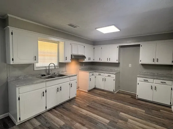 140 Lake Dr, Vidalia, GA 30474