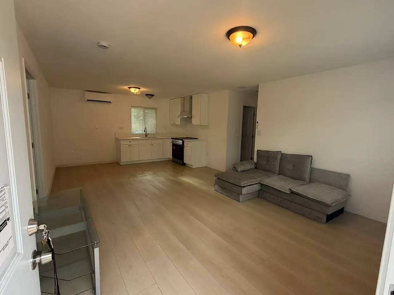 3 bed, 1000 sqft, $3,100 — Photo 2