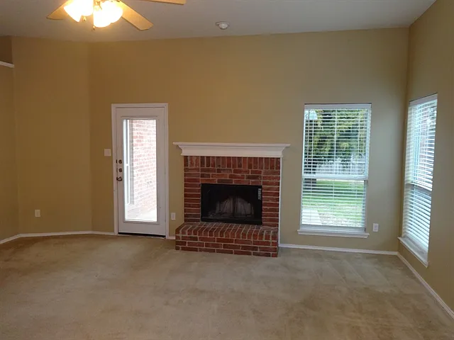 3 bed, 2.0 bath, 1298 sqft, $2,020 — Photo 3