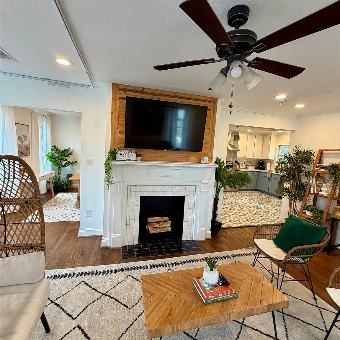 2 bed, 2.0 bath, 2800 sqft, $1,750 — Photo 2