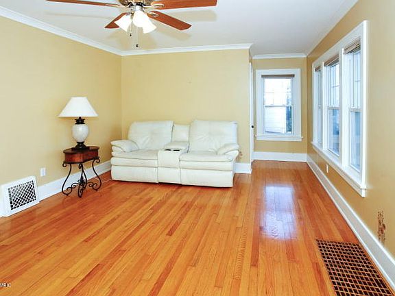 3rd image of 1834 Lakeway Ave