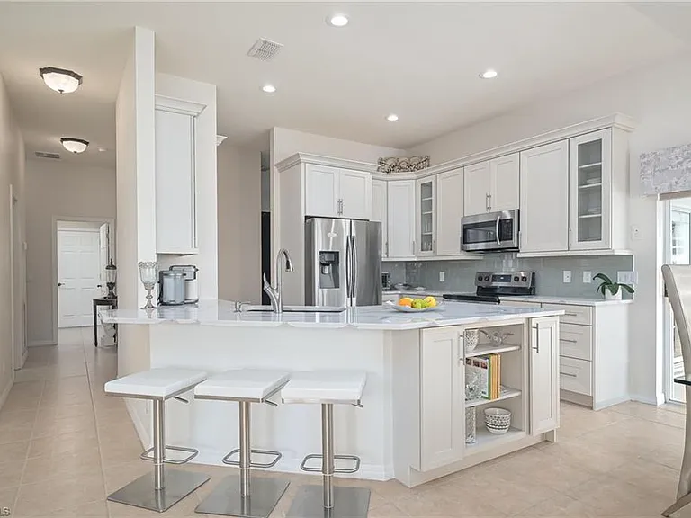 2250 Grove Dr — Photo 6