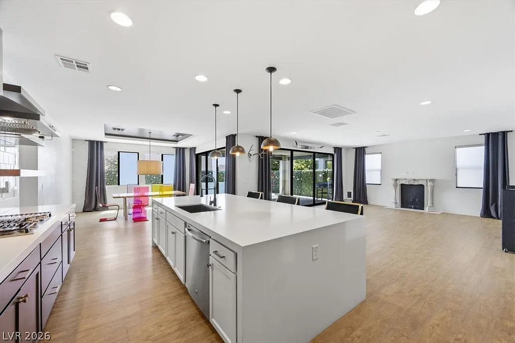 4 bed, 3.0 bath, 3026 sqft, $6,200 — Photo 4