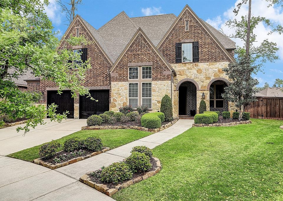 Recent construction Highland Home with 4 bedrooms/3.5 bathrooms/3.5 car garage + study, dining, gameroom and media room nestled in a cul-de-sac.