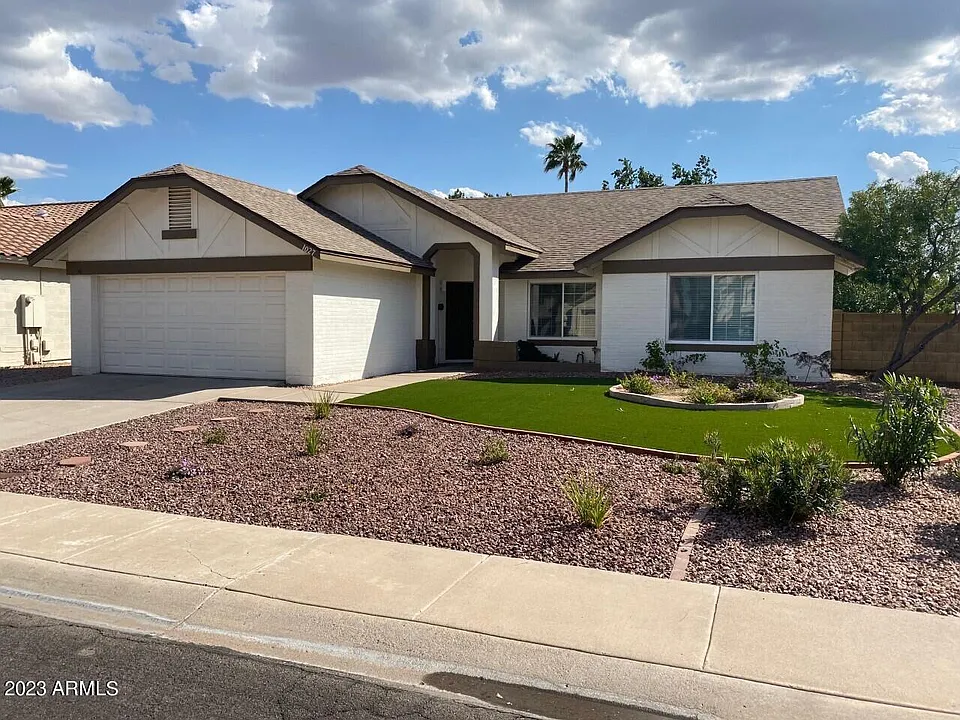 1027 E Hearne Way