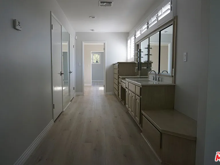221 N Bowling Green Way — Photo 8