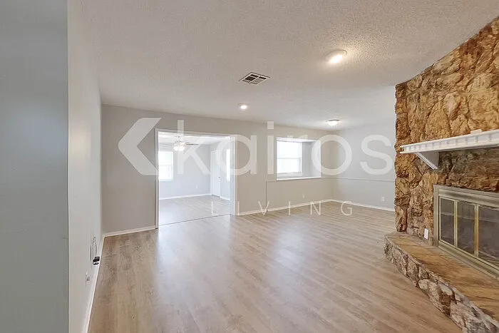 3 bed, 2.0 bath, 1315 sqft, $1,395 — Photo 4