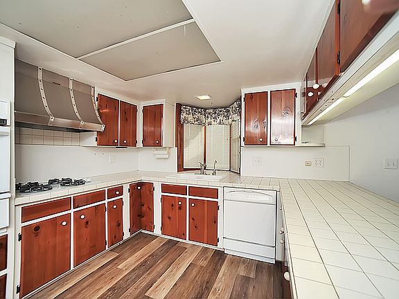 5th image of 133 Fern Ave