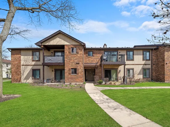 1118 Prescott Dr APT 2D, Roselle, IL 60172