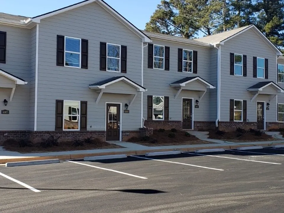 Townhome In Oakwood, GA!