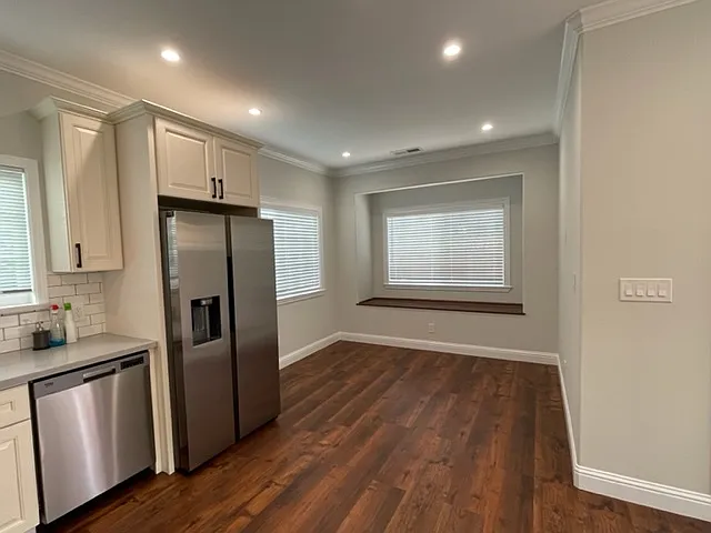 2 bed, 800 sqft, $4,200 — Photo 3