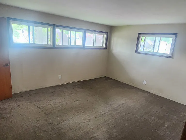 Master w/ large walk in closet