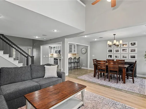 221 Woodbridge Ln, Kansas City, MO 64145
