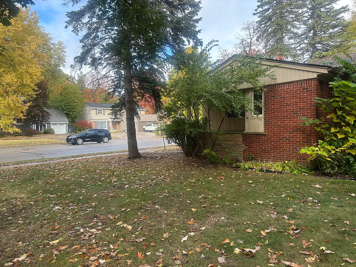 Building Photo - 3220 Sylvan Dr