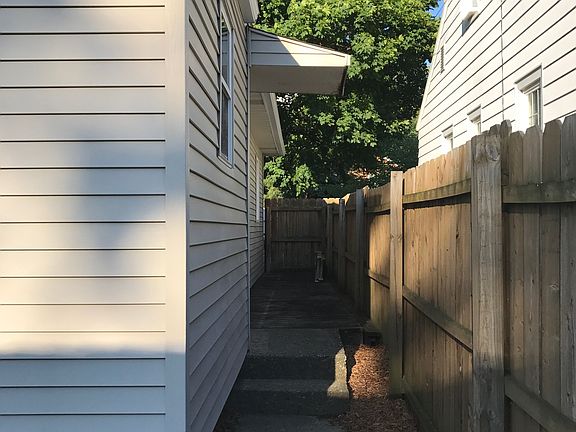 3rd image of 160 Montrose St NE