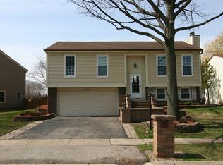 570 Radnor Dr, Roselle, IL 60172