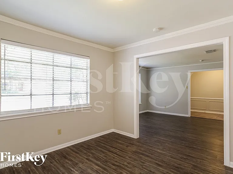 3811 Fernglade Dr — Photo 5