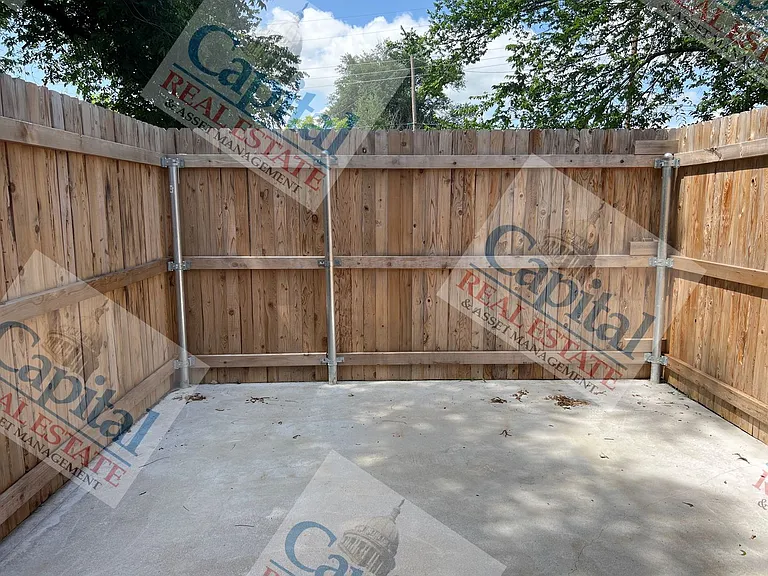 219 W Locust St — Photo 23