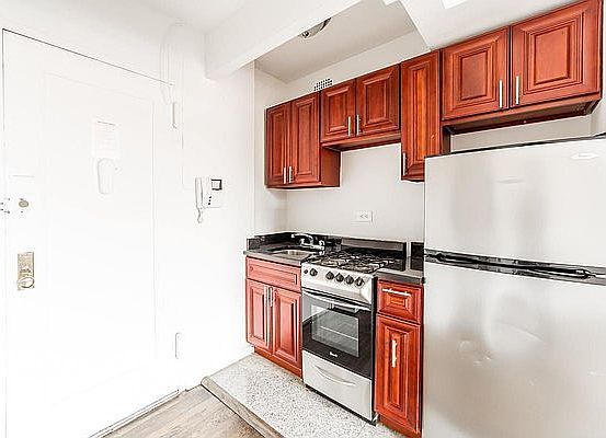 3rd image of 202 6th Ave #6
