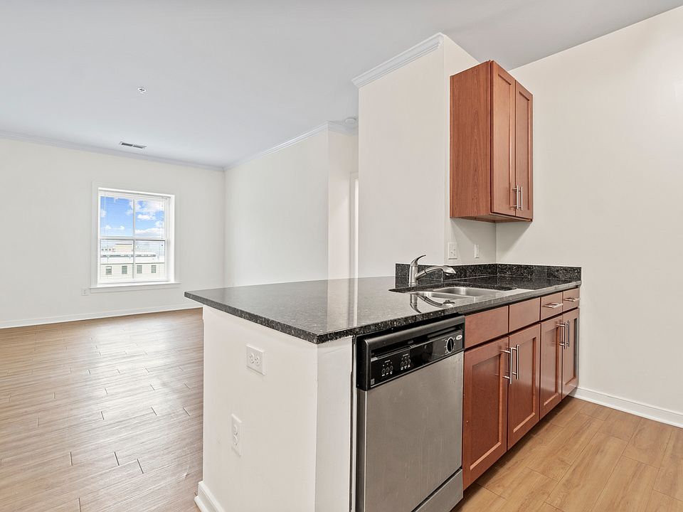 1st image of 2001 E Broad St #115