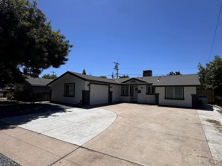 3872 E Ashlan Ave — Photo 2