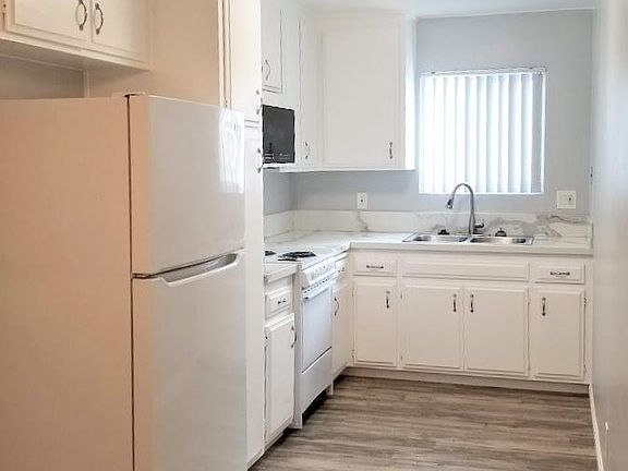 3rd image of 1747 Chalcedony St #5