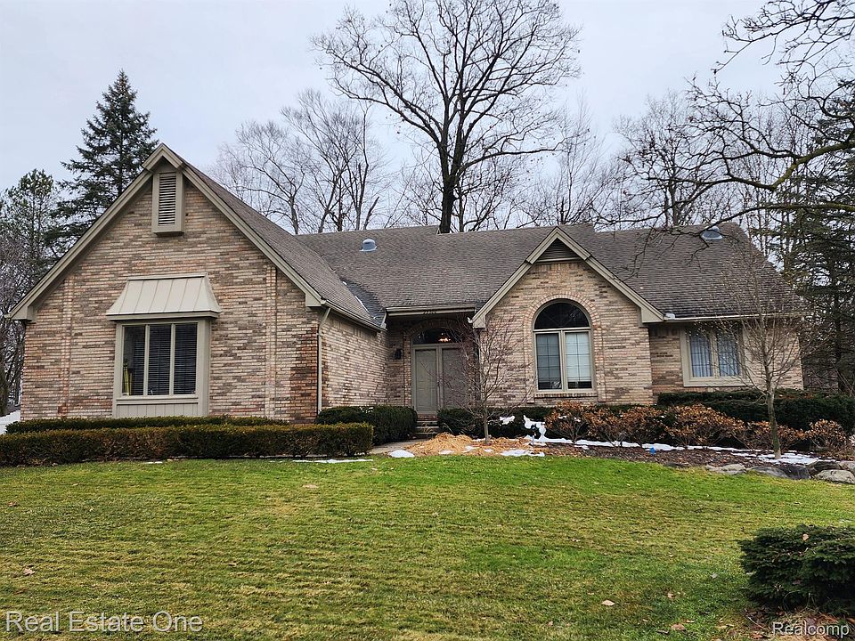 1st image of 23300 Hillview Ct