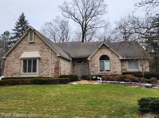 23300 Hillview Ct, Farmington Hills, MI 48335