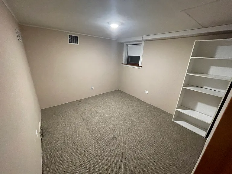 Bedroom - room for a queen-size bed