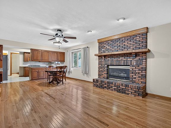 5th image of 413 Price St