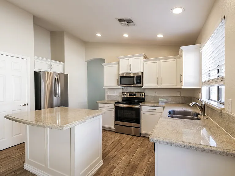 10559 W Amelia Ave — Photo 9