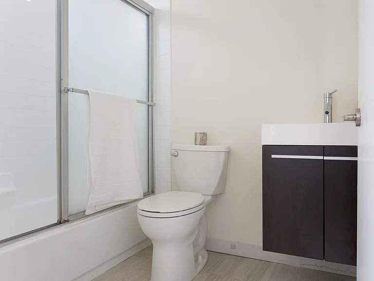 1815 E 2nd St #17 — Photo 15