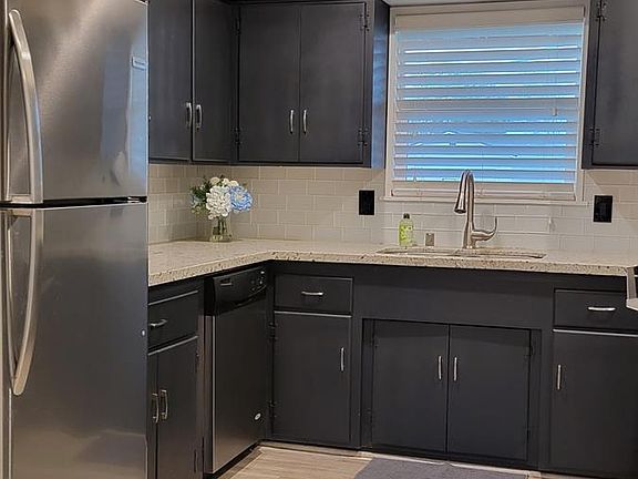 3rd image of 702 Elm Ave