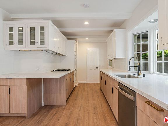 4th image of 426 Georgina Ave