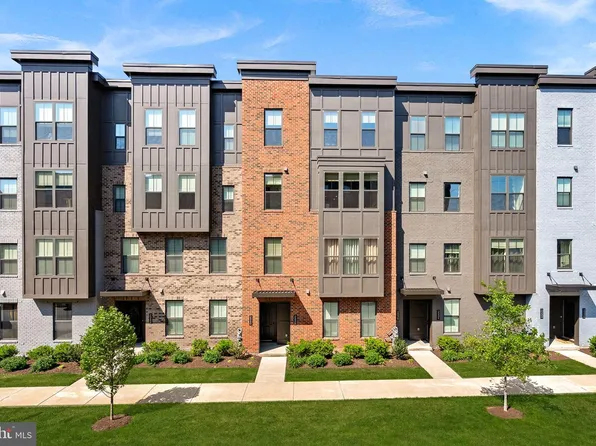 2240 Woodland Gap Ter, Herndon, VA 20171