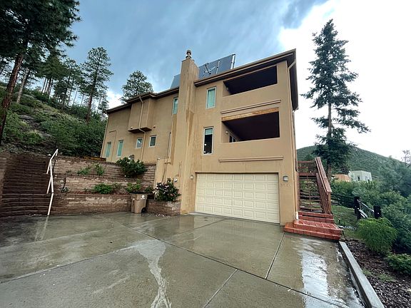 Garage level with a turnaround area.