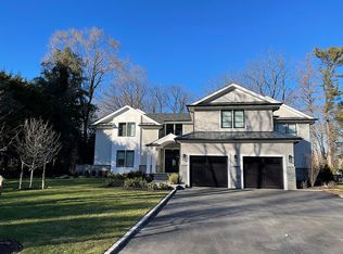 21 The Serpentine, Roslyn, NY 11576